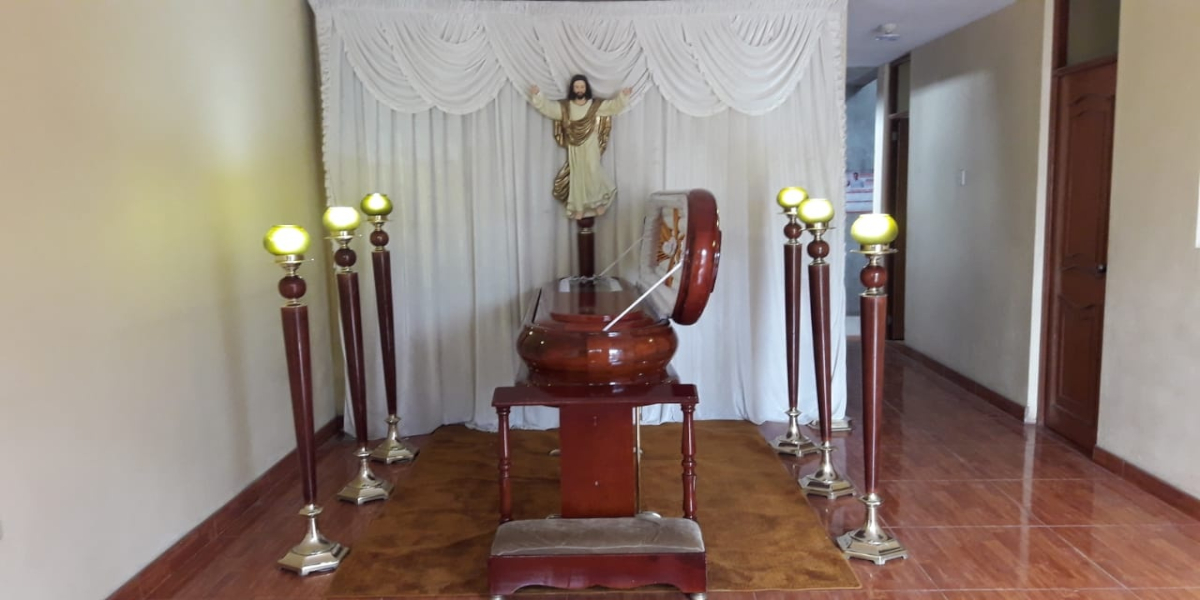 Espacio reservado para velar a los difuntos, con un ataúd en el medio