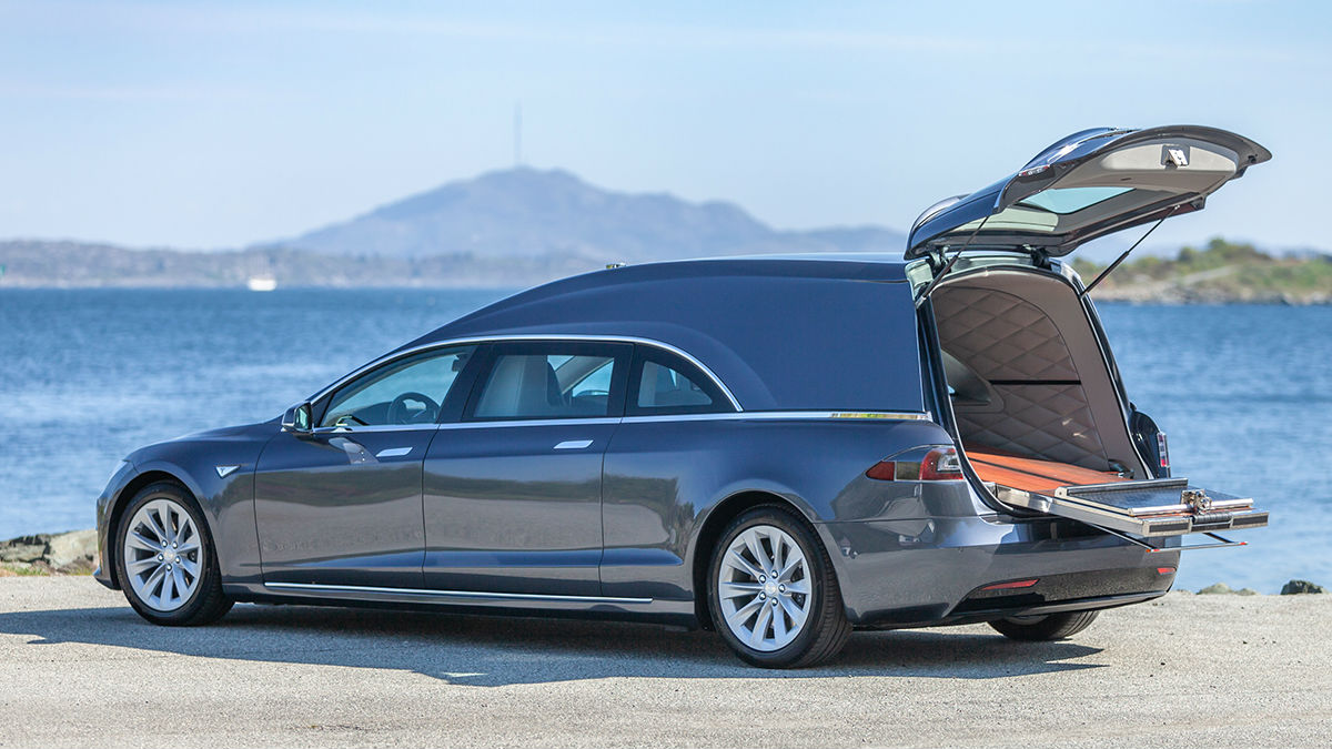 Coche fúnebre elegante